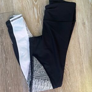 Under Armour Women's ColdGear Size 00 Leggings black leggings with white accents